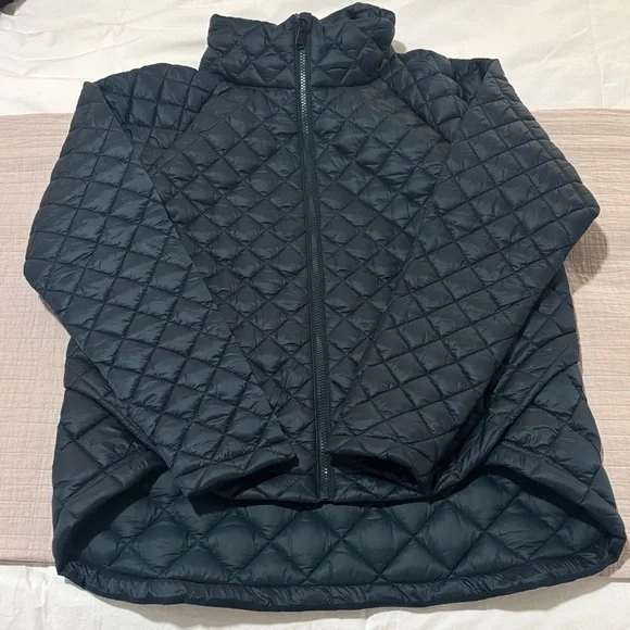SOLD Athleta Whisper Featherless Puffer Jacket in Cypress Size M - Picture 4 of 8